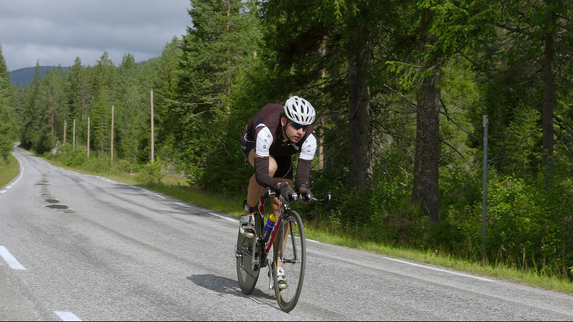 76人球员参与电台连线互动气氛轻松,76人宣传片